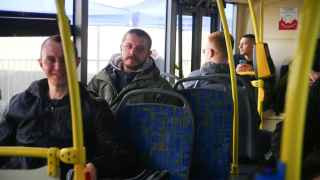 Мобилизованные в автобусе у пункта сбора