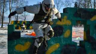 Тактико-специальные занятия с разведчиками гвардейской танковой армии ЗВО в Подмосковье на полигоне Головеньки.