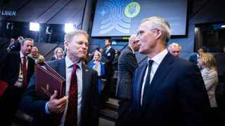 Министр обороны Великобритании Грант Шэппс и генсек НАТО Йенс Столтенберг