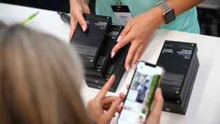 Где удалось наладить параллельный импорт, цены падают. Продажа iPhone 13 в Москве