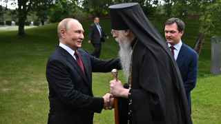 Владимиру Путину (слева) очень полезна всеядность и компромиссность Православной церкви в Америке