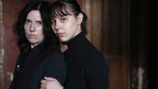 Севери (Кисловодск, 1984) и Марина (Гатчина, 1996) стали парой, когда Севери все еще жила как транс-мужчина по официальным документам после операции и с заместительной гормональной терапией. Теперь Севери снова женщина по документам, но идентифицирует себя как небинарная личность.

Когда родители Марины узнали, что она транс-женщина, они заперли ее дома и позвонили в церковь. «В тот же день два священника пытались изгнать из меня дьявола "трансгендеризма" с помощью грубых допросов и ритуалов. После этой попытки экзорцизма я убежала через окно».