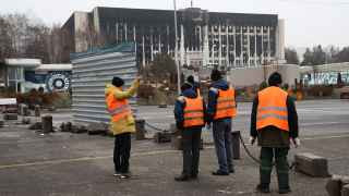 Алма-Ата, у резиденции президента Казахстана. 