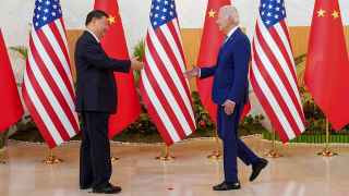 Президент США Джо Байден (справа) и председатель КНР Си Цзиньпин должны вскоре встретиться – но разногласия будут углубляться