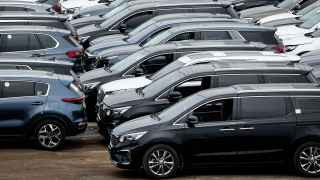 Запасы машин на складах немного снизились