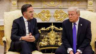 Чего изволите, господин президент? – как бы спрашивает Марк Рютте (слева) у Дональда Трампа