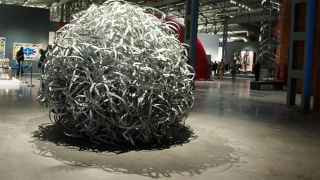 Хаим Сокол, «Летучая трава» («Ризома»), крашеная сталь