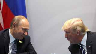 Дональд Трамп (справа) готов на многое ради Владимира Путина