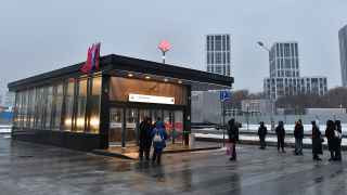 Основной художественный элемент оформления «Аминьевской» — потолок в форме мягких волн-барханов, образованных динамически изменяемыми в пространстве металлическими рейками. На их вершины помещены «облачка» точечных светильников. 