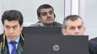 Бывший президент Нагорно-Карабахской республики Араик Арутюнян (в центре) 