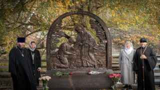 Архиепископ Фома и протоиерей Павел Островский с прихожанами у нового памятника