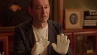 Ваши руки — ваше алиби, — объясняет появление перчаток Константин Хабенский, директор МХТ. – Если я что-то и мог сделать важное на посту худрука, то это»