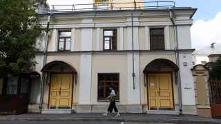 Здание посольства Исландии в РФ в Хлебном пер., с которого снят флаг и демонтированы все таблички