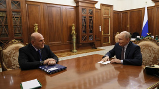 президент Владимир Путин и премьер Михаил Мишустин (слева)