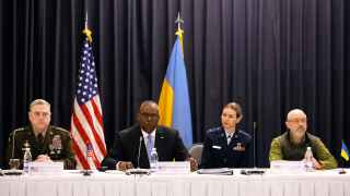 Председатель Объединенного комитета начальников штабов ВС США Марк Милли (слева), министры обороны США Ллойд Остин (второй слева) и Украины Алексей Резников (справа) на встрече консультативной группы по безопасности Украины на авиабазе Рамштайн в Германии.