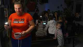 Дети играют в центре для беженцев в Ирпене под Киевом