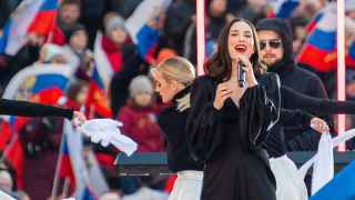 Виктория Дайнеко тоже входит в число тех, кто поддерживает спецоперацию. В начале апреля она встретилась с ранеными российскими солдатами в подмосковном госпитале и поблагодарила их «за отвагу и труд». 

На марафоне она заработала 4 млн рублей. 