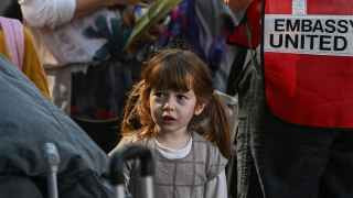 Граждане США ожидают в порту Хайфы эвакуации на Кипр