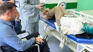 4 июля журналист «Новой газеты» Елена Милашина и адвокат Александр Немов вылетели в Чечню. По дороге из аэропорта в Грозный они подверглись нападению со стороны группы неизвестных в черных балаклавах, оборудование и документы журналистов были уничтожены.