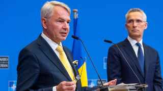 Глава МИД Финляндии Пекка Хаависто и Генсек НАТО Йенс Столтенберг