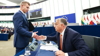 Петер Орбан (слева) не обещал посадить Виктора Орбана, но намекнул на расследование деятельности его правительства