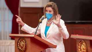 Нэнси Пелоси во время визита на Тайвань