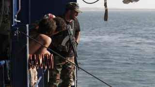 Захваченное хуситами в Аденском заливе израильское грузовое судно Galaxy Leader стоит на якоре у побережья Йемена 