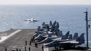 F/A-18 Super Hornets взлетают с палубы авианосца «Авраам Линкольн», идет военная фаза операции против Ирана