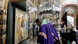 Принесение иконы «Троица» Андрея Рублёва в Лавру из Третьяковской галереи 