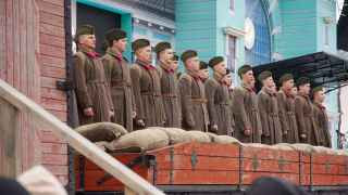 В инсталляциях и представлениях приняли участие более 150 артистов. На сцене культпавильона выступала «агитационная бригада».