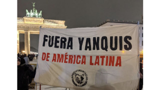 «Янки, прочь из Латинской Америки!» Демонстрация у Бранденбургских ворот в Берлине. Европейцы куда резче реагировали на похищение Мадуро американцами, чем их правительства