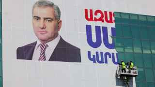 Демонтаж баннера "Свободу Самвелу Карапетяну" в Ереване.