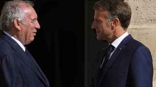 Франсуа Байру (слева) больше не поможет Эмманюэлю Микрону