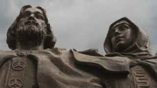 Памятник Петру и Февронии, в честь союза которых учрежден праздник семьи. – 8 июля. В это время у православных всегда Петров пост, а в пост секс (по фундаменталистским представлениям) запрещен