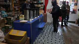 Жители города собираются у «Пункта несокрушимости», организованного волонтерами