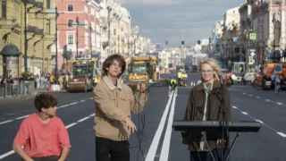 За уличный концерт вообще нельзя наказывать – но Россия наказывает много раз подряд, нарушая саму суть закона. Диана Логинова – справа