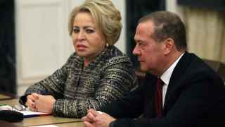 Председатель Совета Федерации Валентина Матвиенко и заместитель председателя Совета Безопасности Дмитрий Медведев перед началом совещания