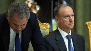 Ни Сергей Шойгу (стоит склонясь), ни Николай Патрушев не могут всерьез рассчитывать создать династию: все зависит от кагебешника Путина