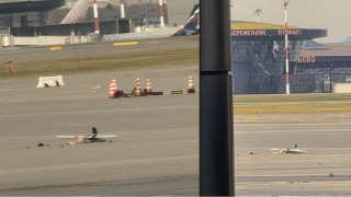 В соцсетях распространились фото, на которых, судя по всему, видны обломки БПЛА на взлетно-посадочной полосе в Шереметьево
