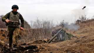 Украинский солдат на передовой под Бахмутом