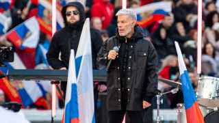 Олег Газманов и Николай Расторгуев многие годы и даже десятилетия поддерживают Путина и его режим. Газманов, как и президент страны, уверен, что враги окружили Россию «базами с оружием массового поражения».

За два выступления певец получил 2,4 млн рублей. Его сын Родион Газманов тоже один раз вышел на сцену за 1,1 млн. 