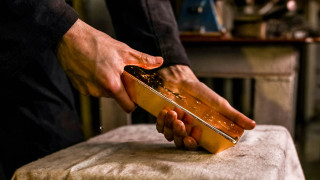 Выплавка золотых банковских слитков на Щелковском заводе компанией «Южуралзолото»