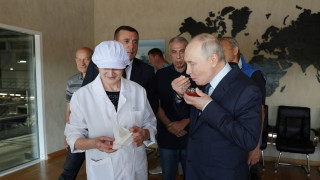 Владимир Путин пробует красную икру на острове Итуруп