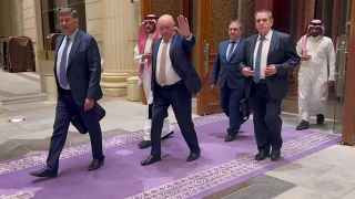 Сергей Беседа (крайний слева) и Григорий Карасин (воздел руку в приветствии) остались довольны переговорами