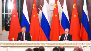 После того, как Путин заявил, что «открыт» к мирным переговорам по Украине, Си Цзиньпин выразил уверенность, что он сохранит власть в Кремле по итогам выборов 2024 года.
