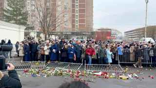 Цветы перед рухнувшими полицейскими баррикадами.