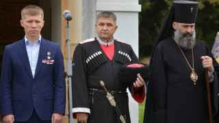 Александр Власов (в центре)