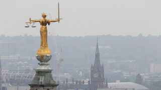 Британская фемида может повернуть к российским олигархам задом (на фото: статуя богини правосудия в Лондоне)