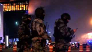 Оперативные службы около горящего здания Crocus City Hall 