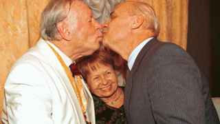 Школьникам годятся только советские ископаемые  – такие, как  95-летняя Александра Пахмутова (в центре, снимок сделан более двадцати лет назад)